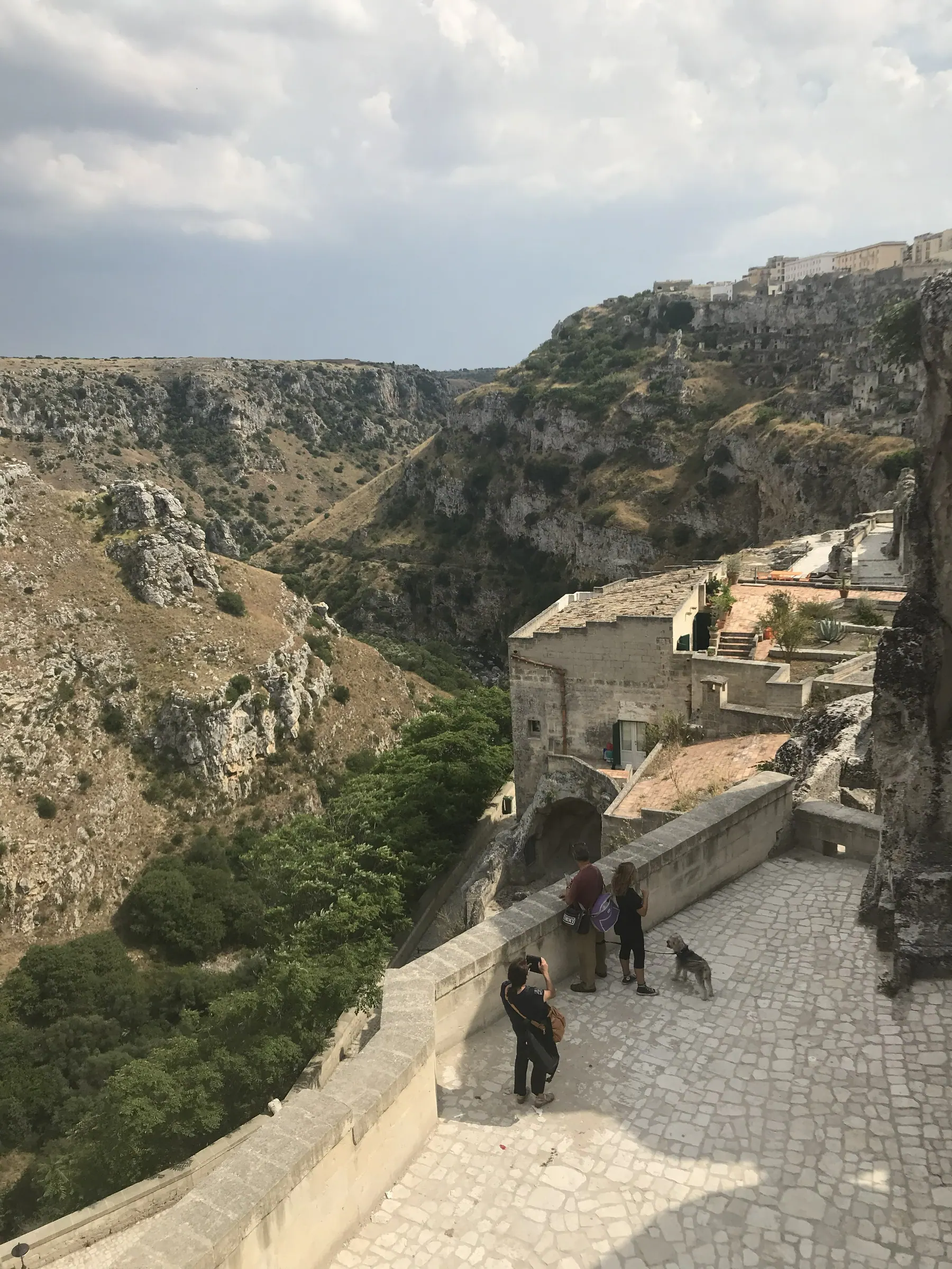 Un camino y un puente en Gravina debajo de Matera