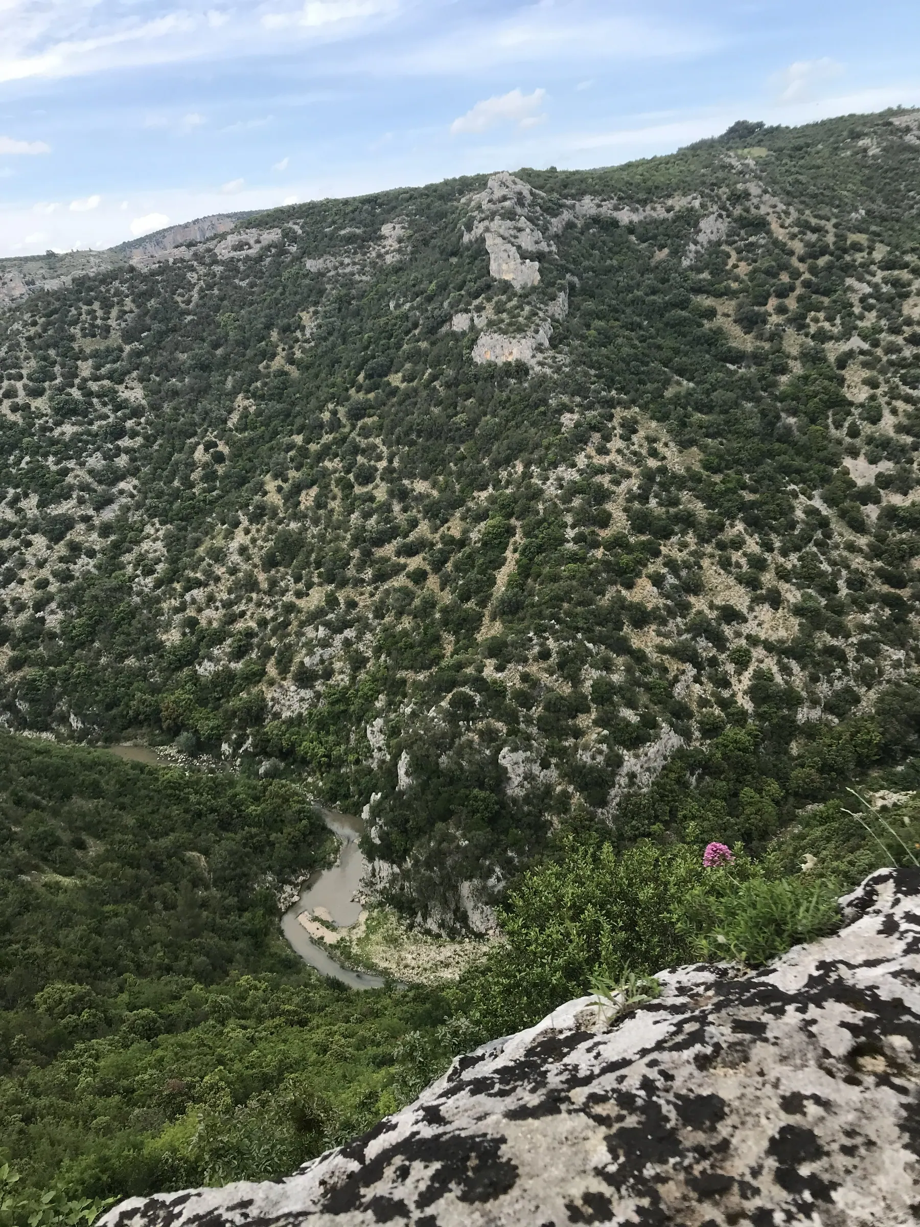 Un viajero caminando por la meseta de Murgia