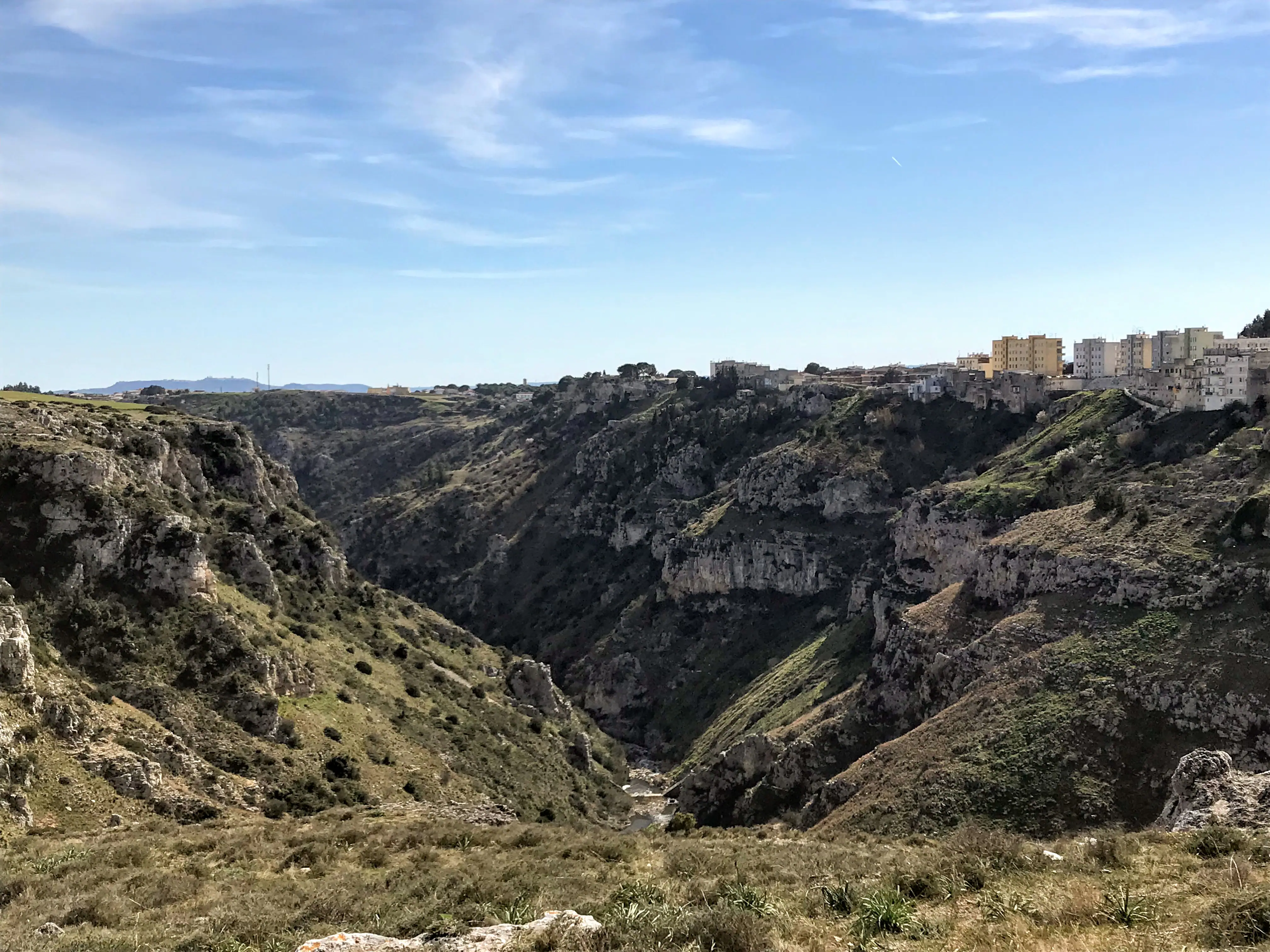 El barranco de la Gravina bajo Matera, visto desde la meseta de la Murgia
