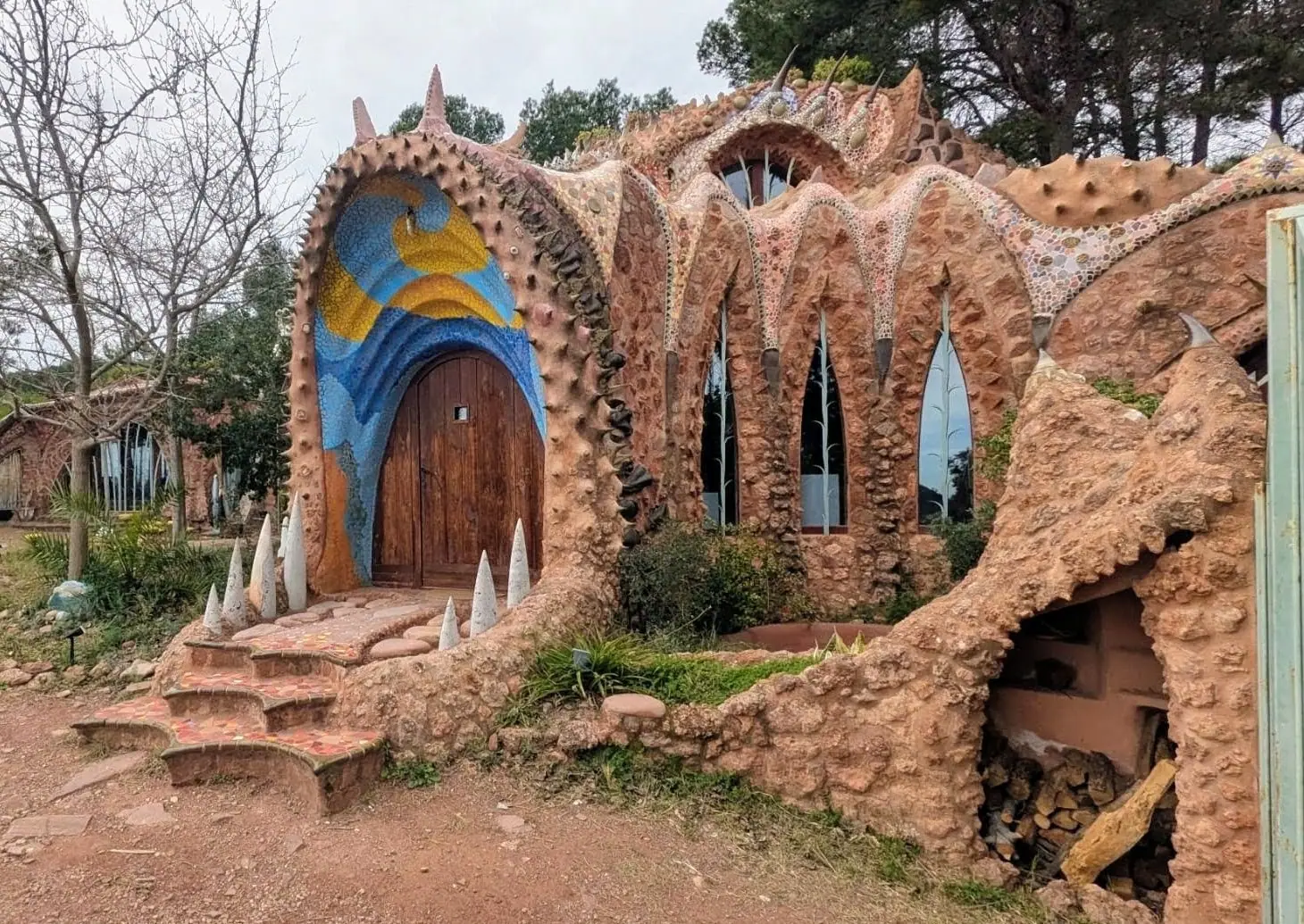 La casa con forma de dragón escondida en la Sierra Calderona