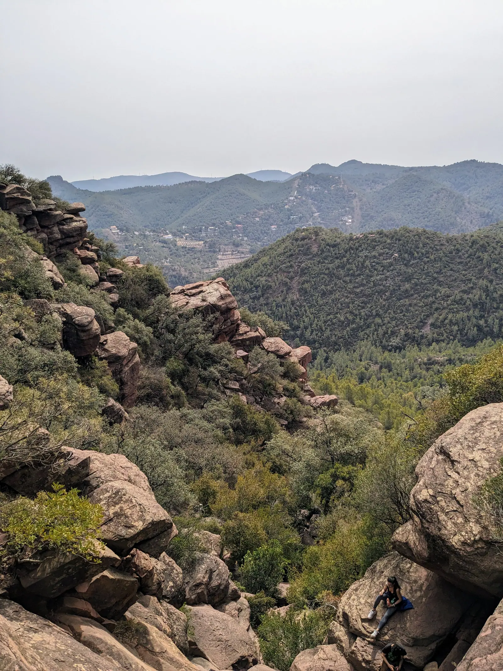 La empinada Ruta de les Cadenes sobre la Sierra Calderona