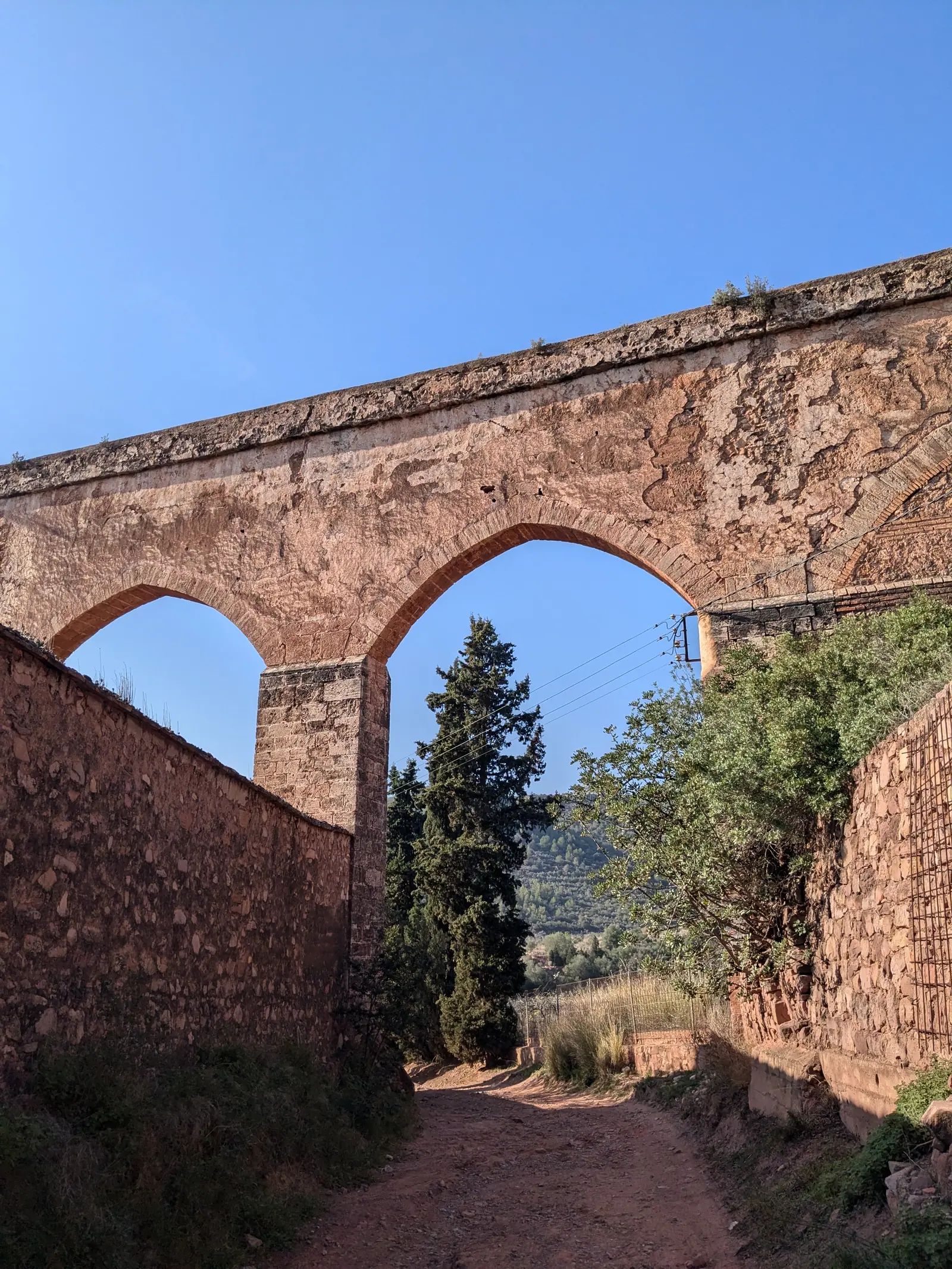 Arcos de piedra del acueducto gótico junto a Portaceli