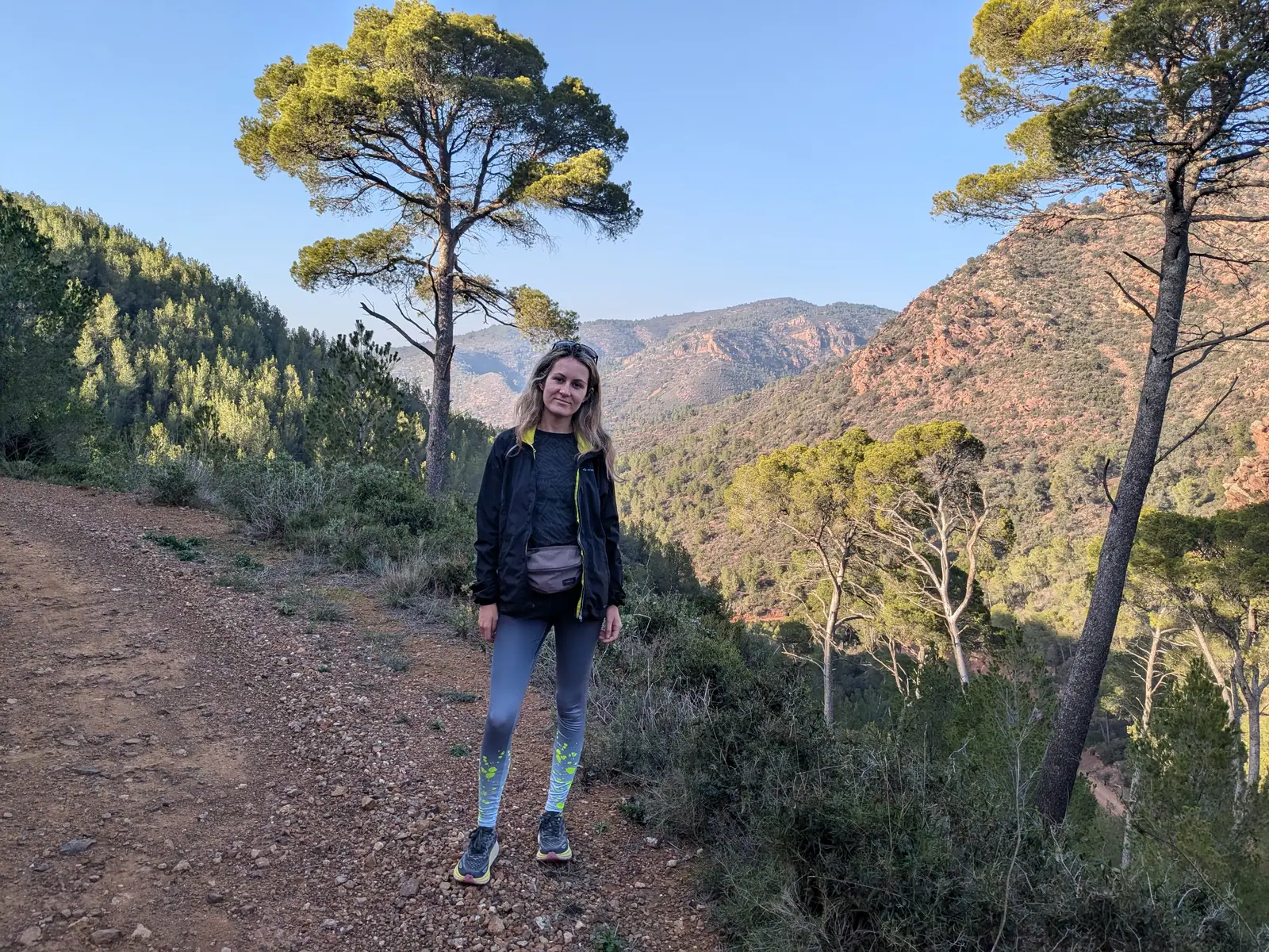 Una viajera en un sendero de montaña entre pinos cerca de Portaceli