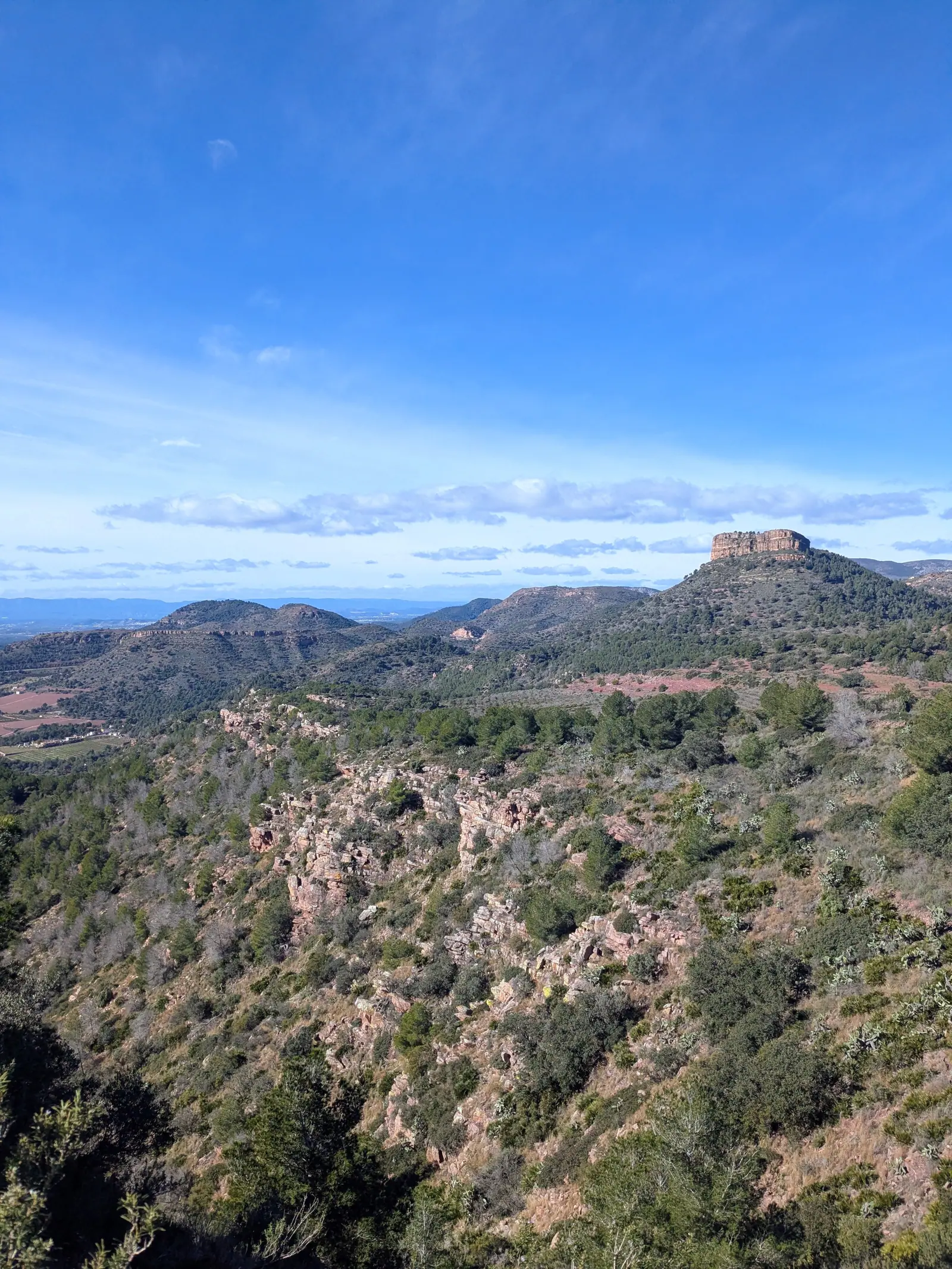 Crestas montañosas y acantilados rojos en el circuito de las siete cumbres sobre Gilet