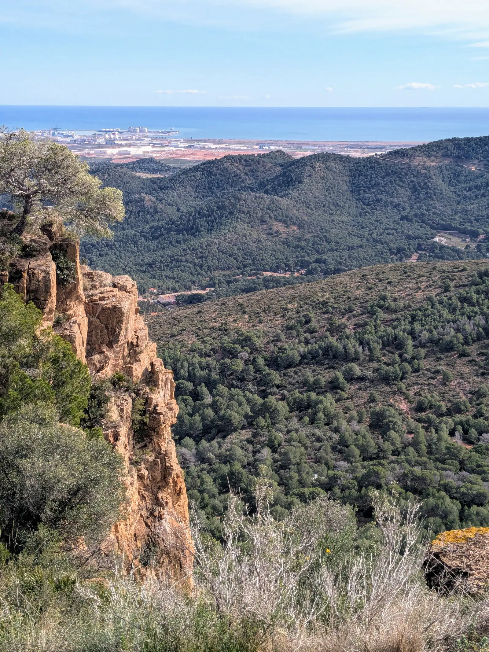 La costa mediterránea más allá de las crestas boscosas de la Sierra Calderona