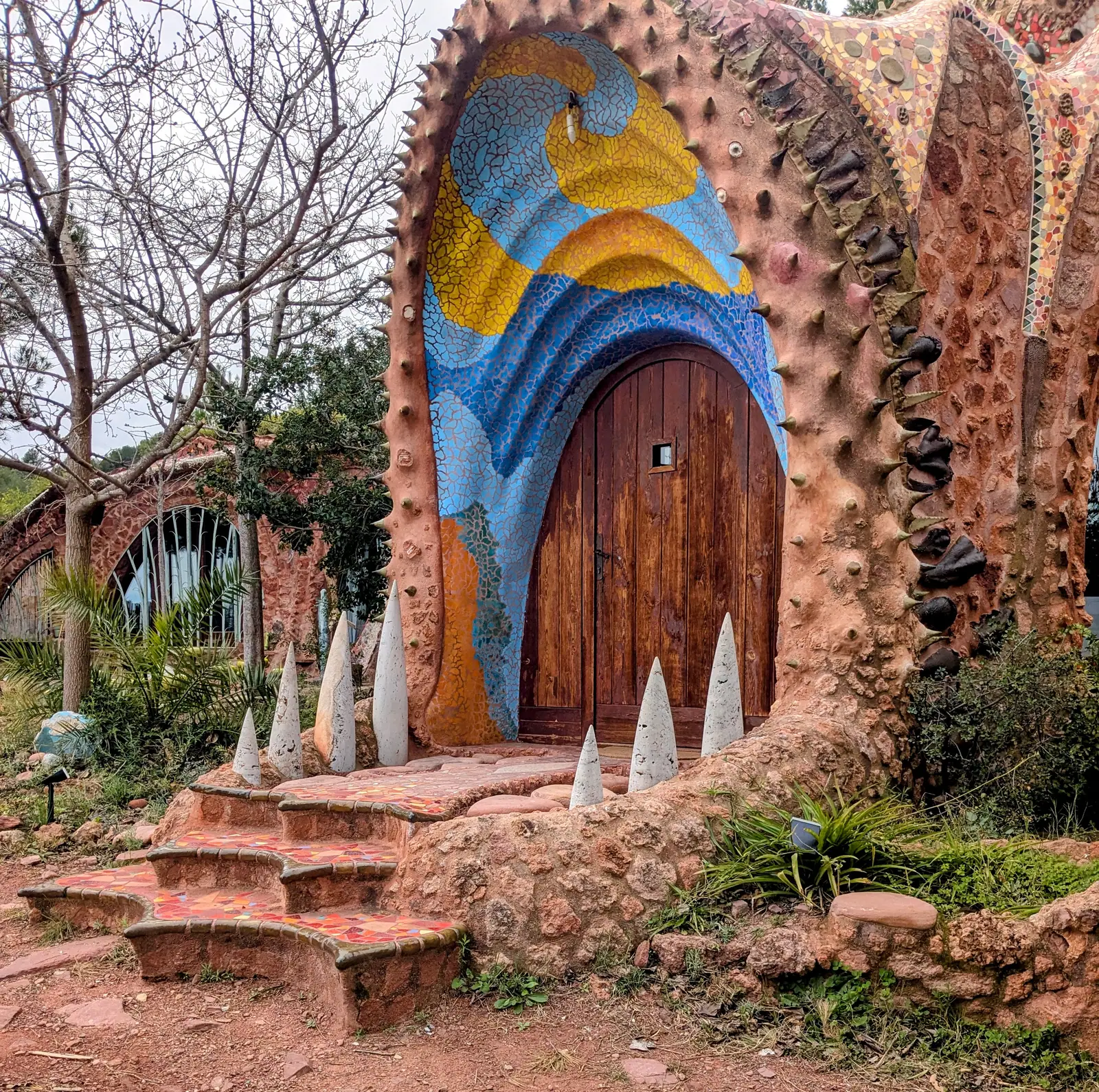 La colorida casa dragón cubierta de cerámica y escondida en una ladera de la Calderona