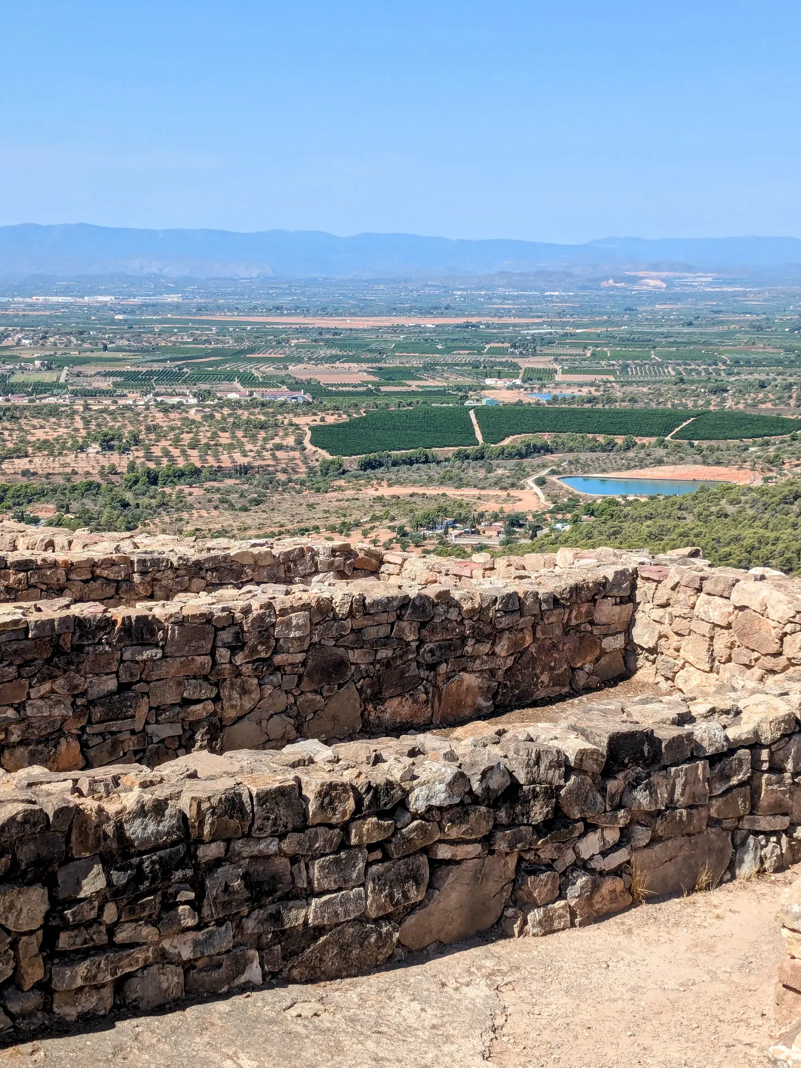 Las ruinas íberas del Puntal dels Llops sobre la llanura valenciana