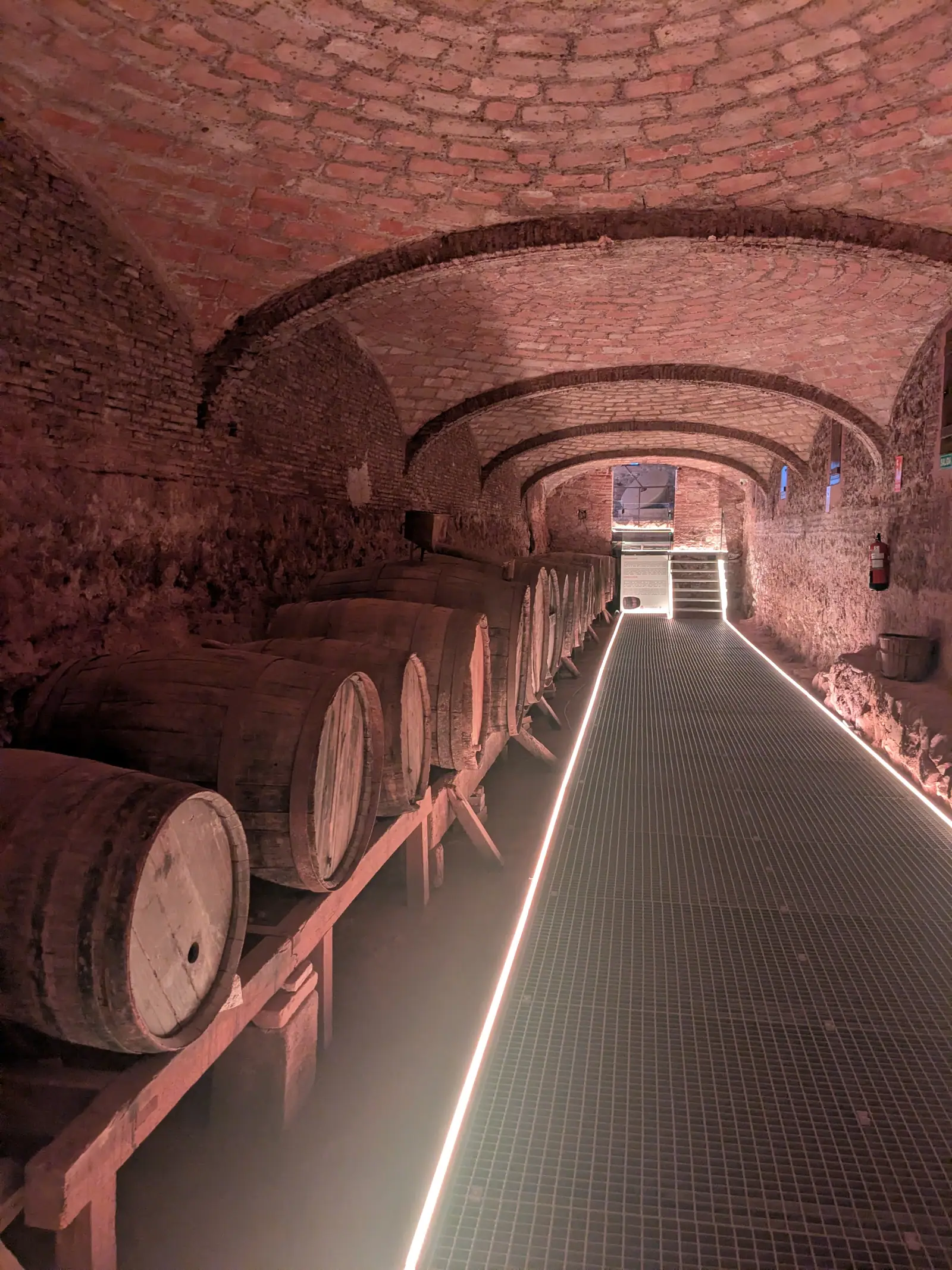 Bodega con barricas en el museo de la Casa de la Senyoria de Olocau