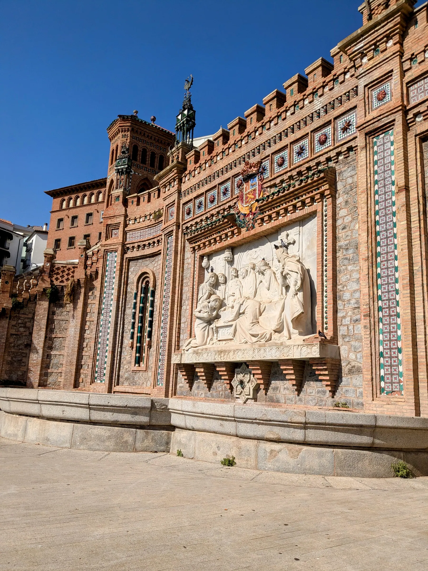 The front of the Escalinata del Óvalo with the Lovers of Teruel relief