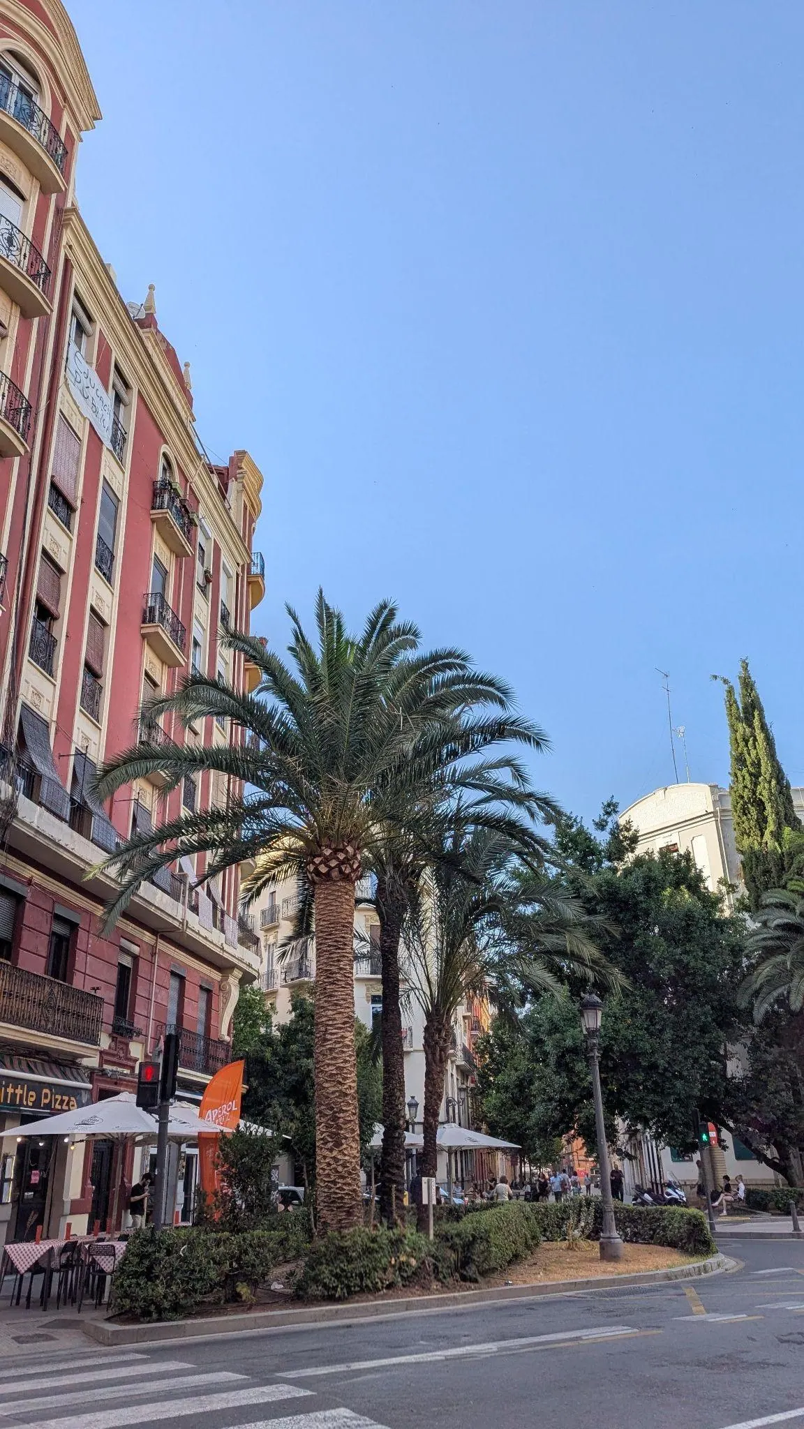Fachadas coloridas de edificios con balcones de hierro forjado en el barrio de Ruzafa