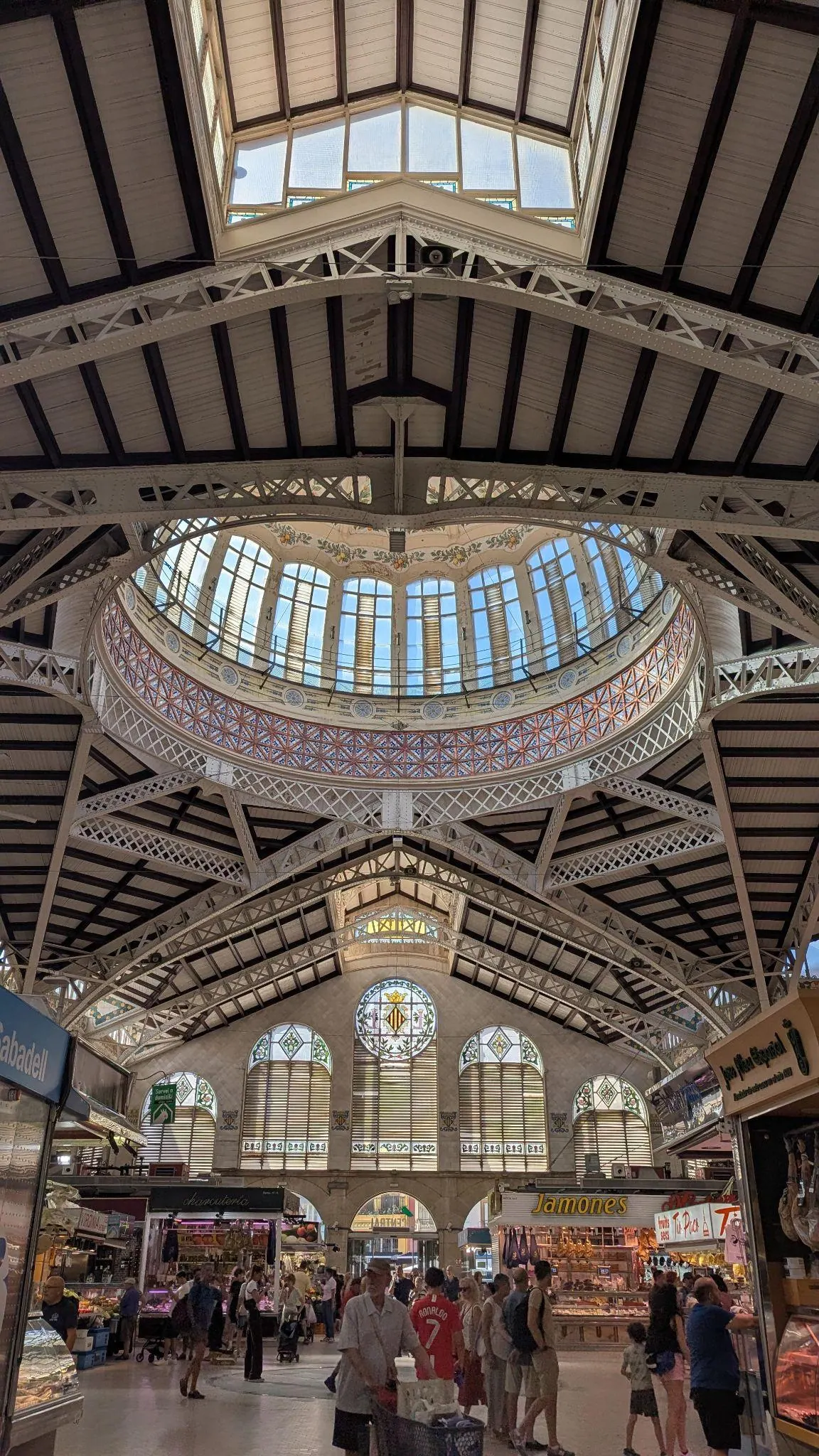 Fachada modernista con azulejos y arcos de entrada del Mercado Central de Valencia