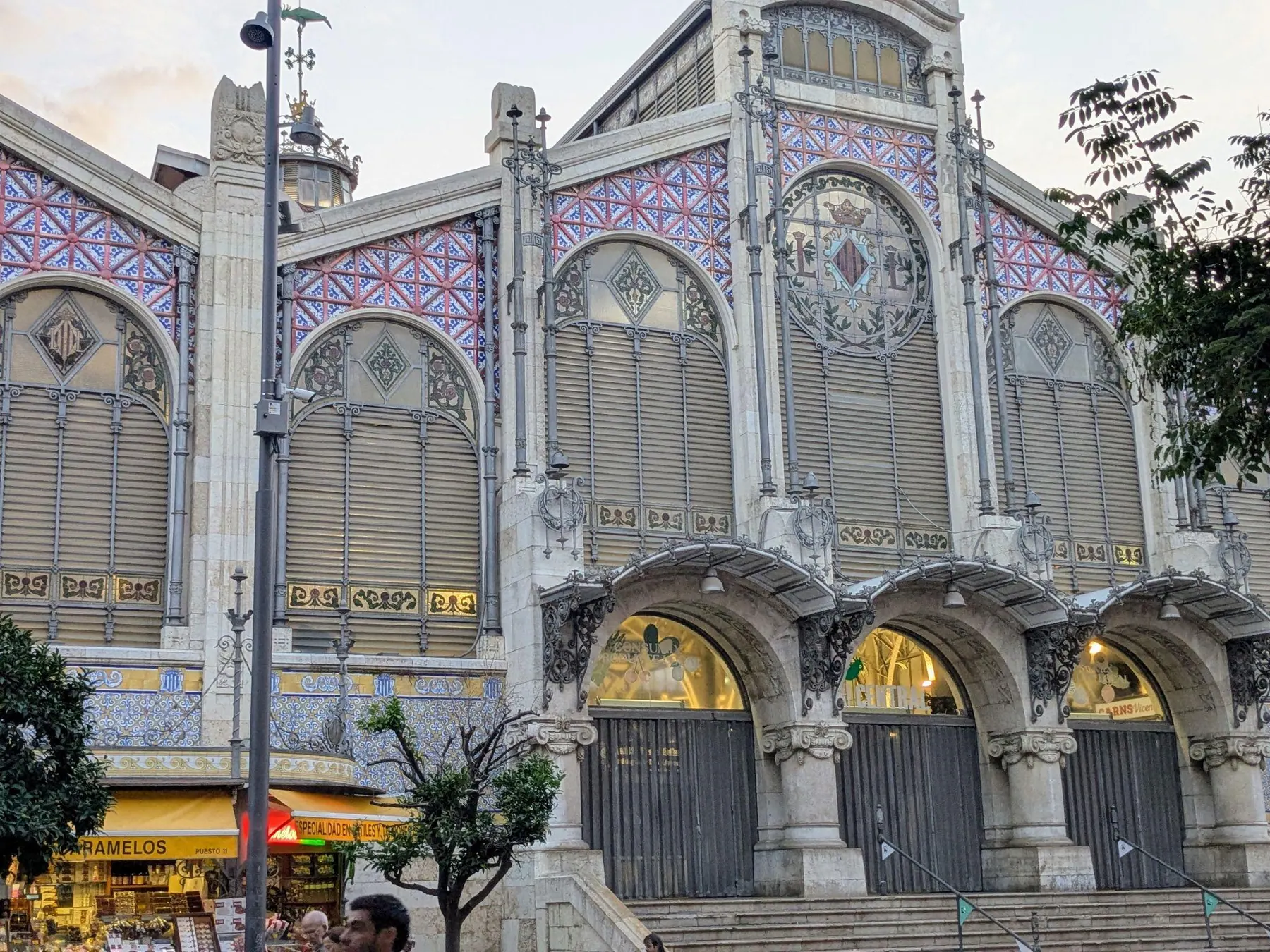 Puestos de productos frescos bajo la gran cúpula de hierro del Mercado Central de Valencia