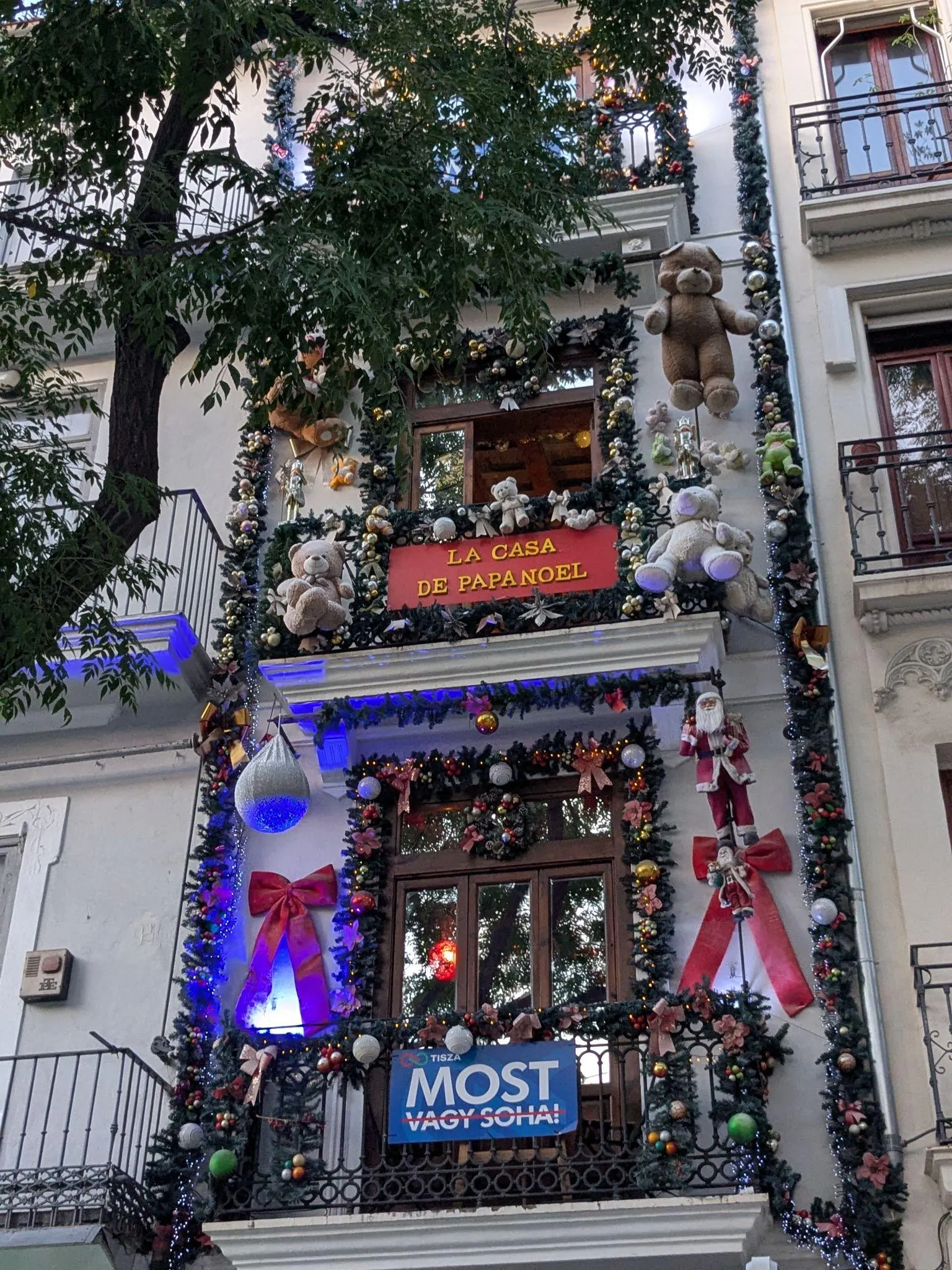 Fachada decorada con osos de peluche, guirnaldas y cartel de La Casa de Papá Noel en la Plaza del Mercado