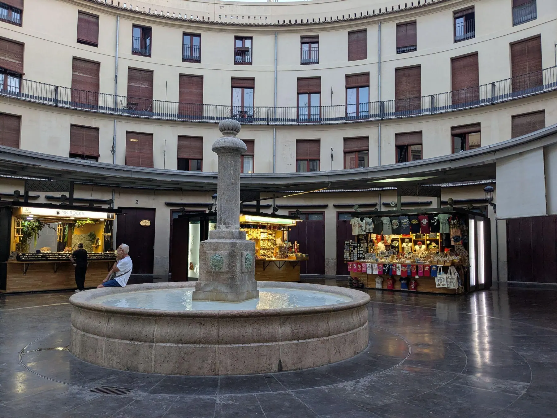 Patio circular interior rodeado de edificios tradicionales en la Plaza Redonda