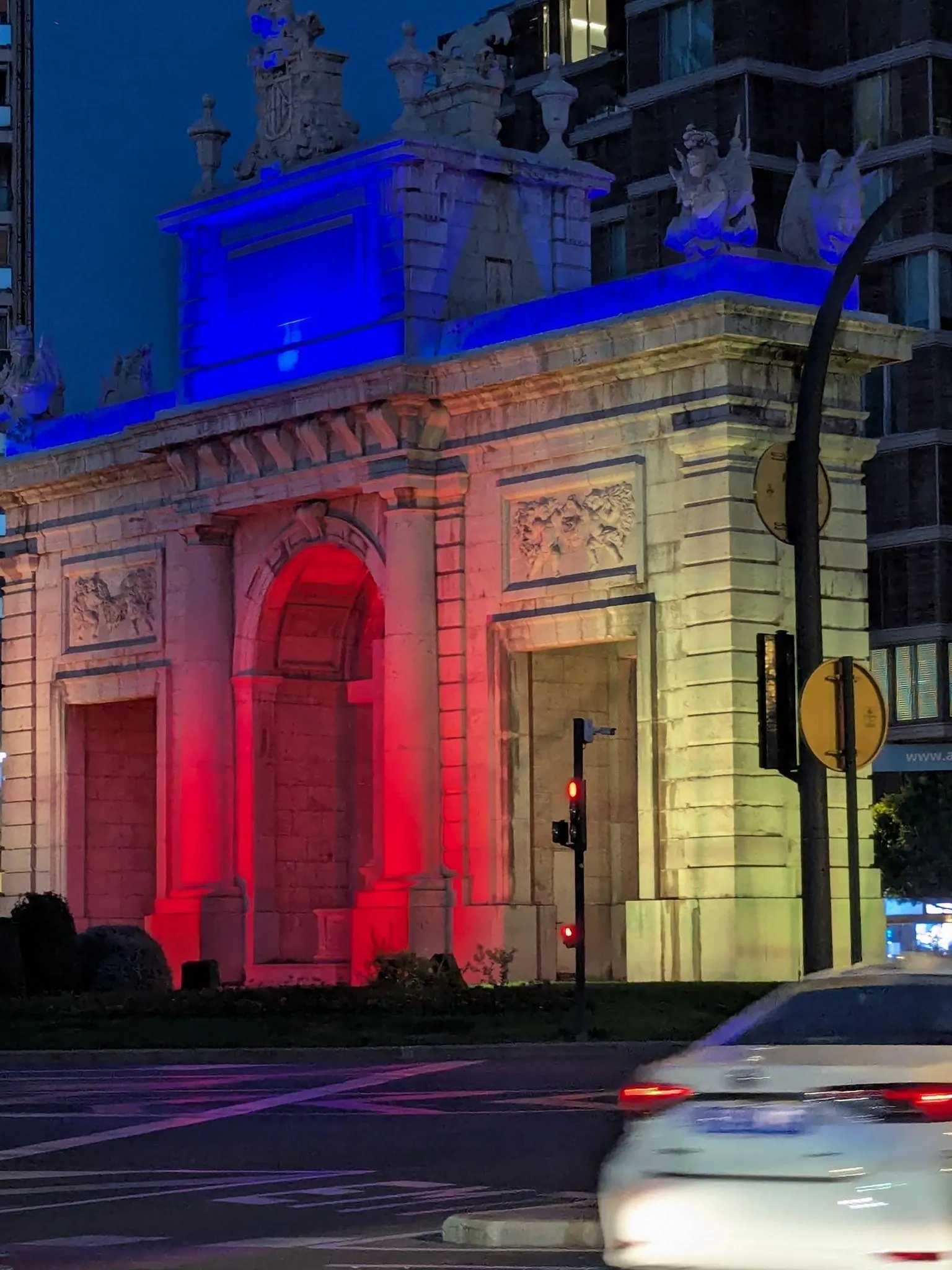 Arco triunfal neoclásico de piedra de la Puerta de la Mar rodeado de jardines urbanos