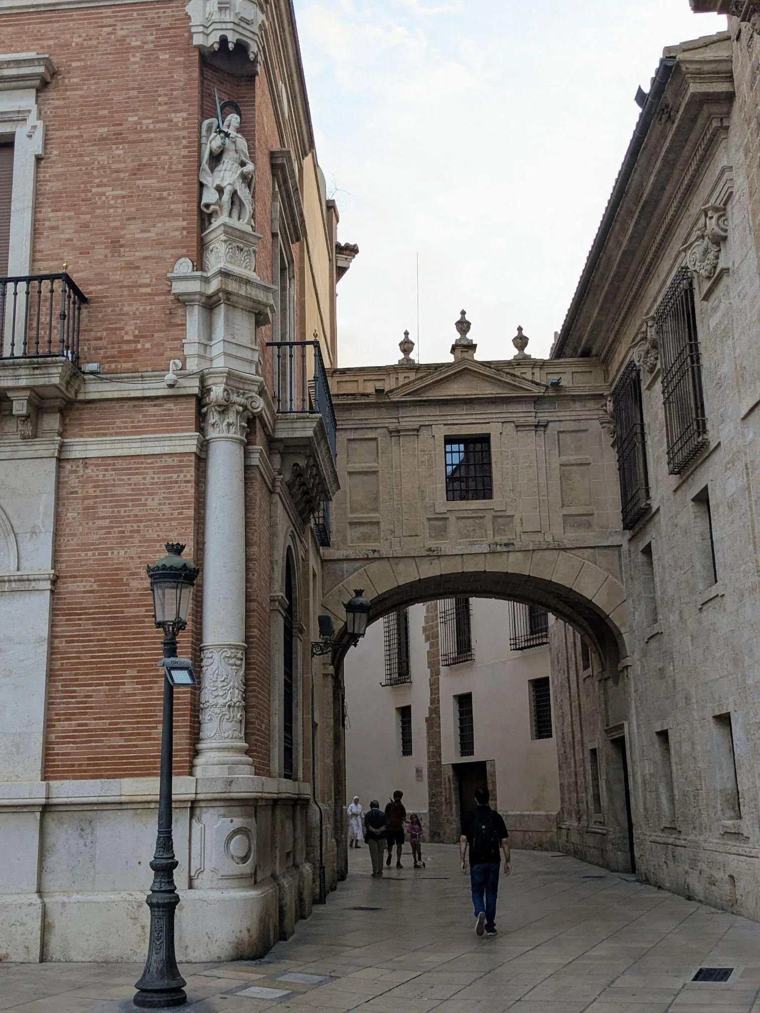Puente gótico de piedra del Arco de la Barchilla sobre el callejón posterior de la Catedral