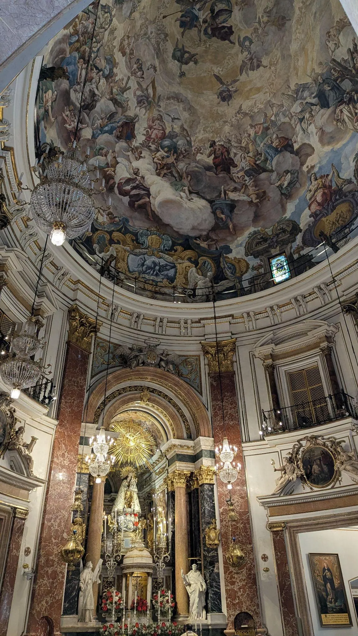 Fachada barroca y cúpula de tejas azules de la Real Basílica de la Virgen de los Desamparados