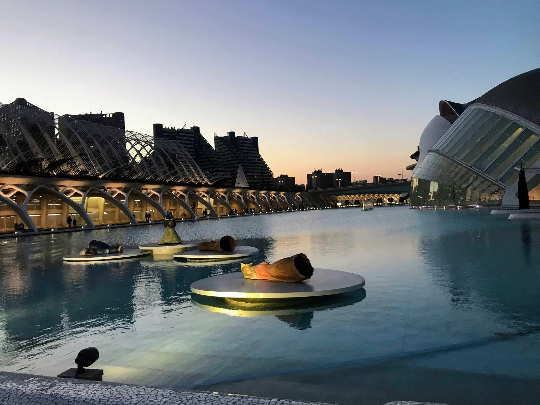 Vista panorámica amplia sobre los estanques y pabellones blancos de la Ciudad de las Artes y las Ciencias