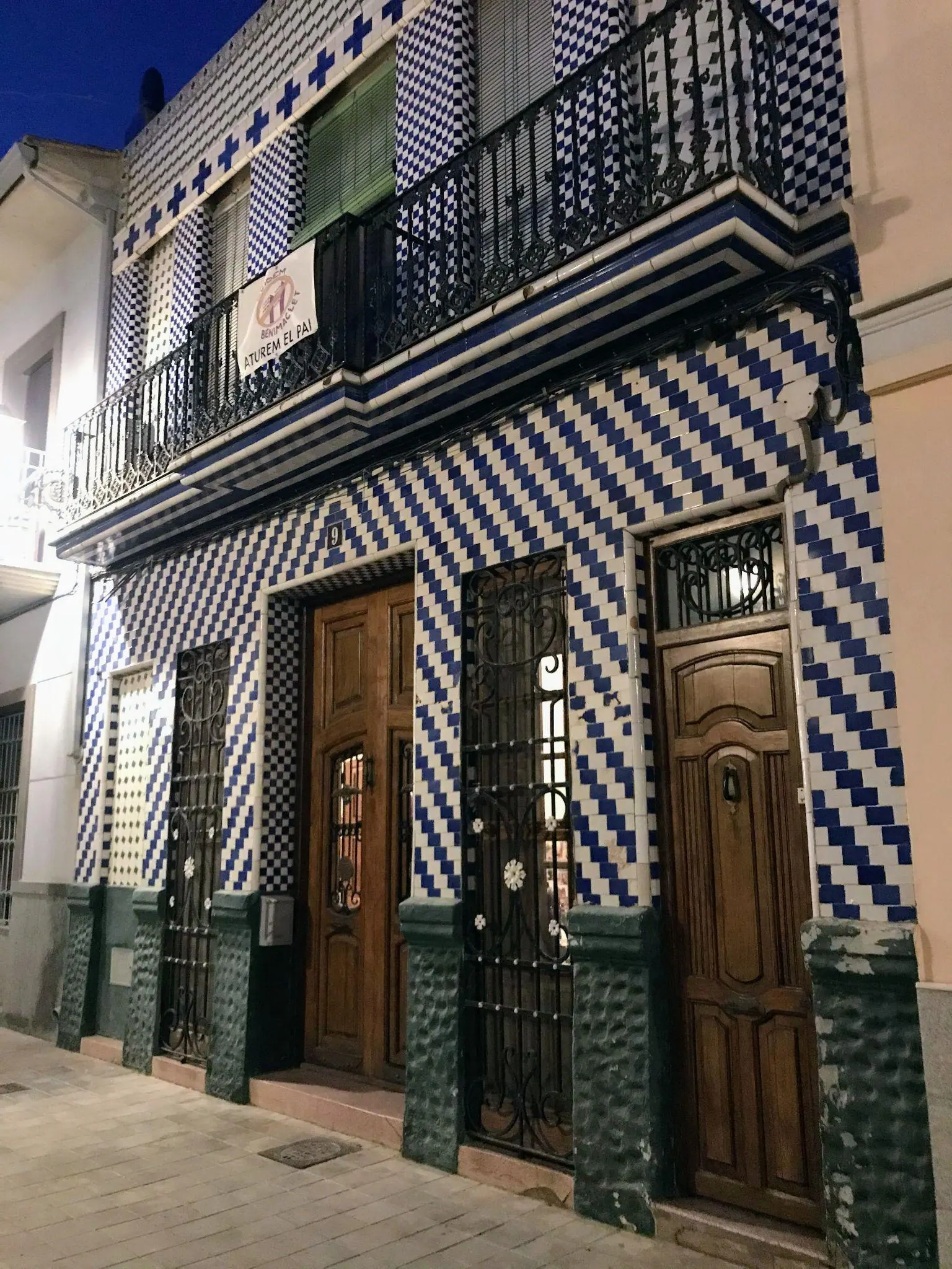 Casas bajas de estilo pueblo tradicional en una calle tranquila de Benimaclet