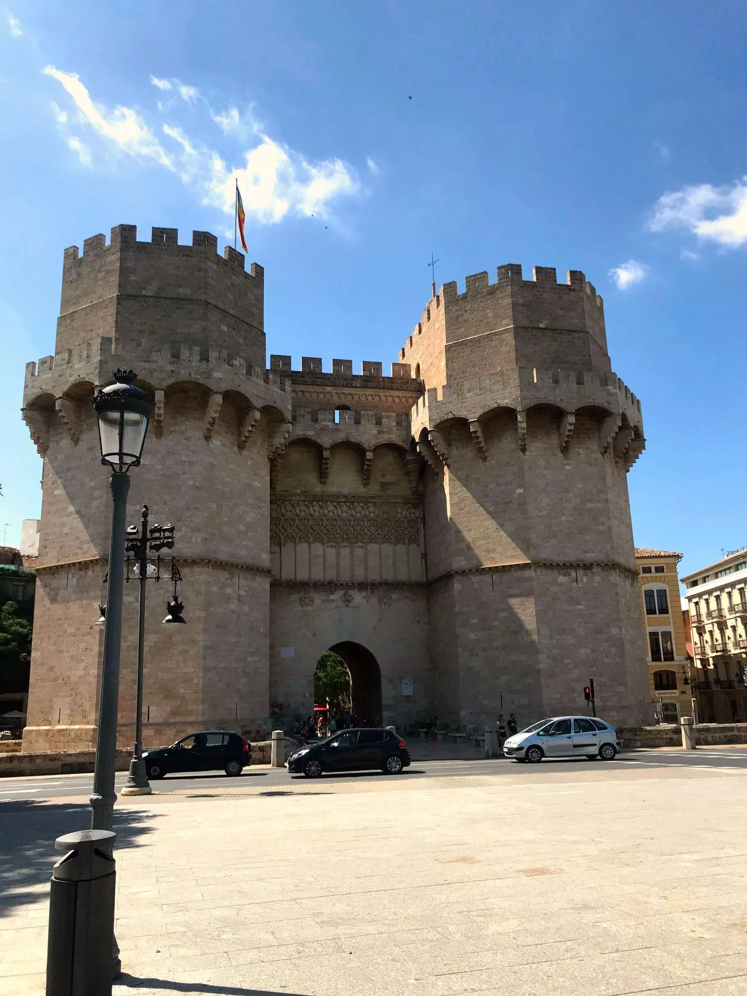 Torres defensivas góticas de piedra almenada de las Torres de Serranos bajo el cielo azul