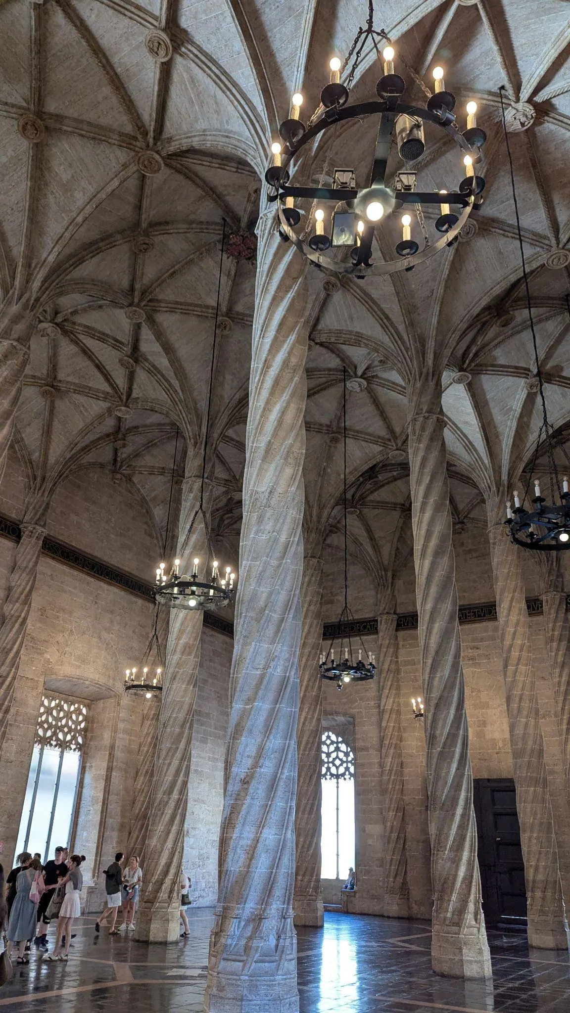 Patio de los Naranjos y detalles arquitectónicos góticos de La Lonja de la Seda