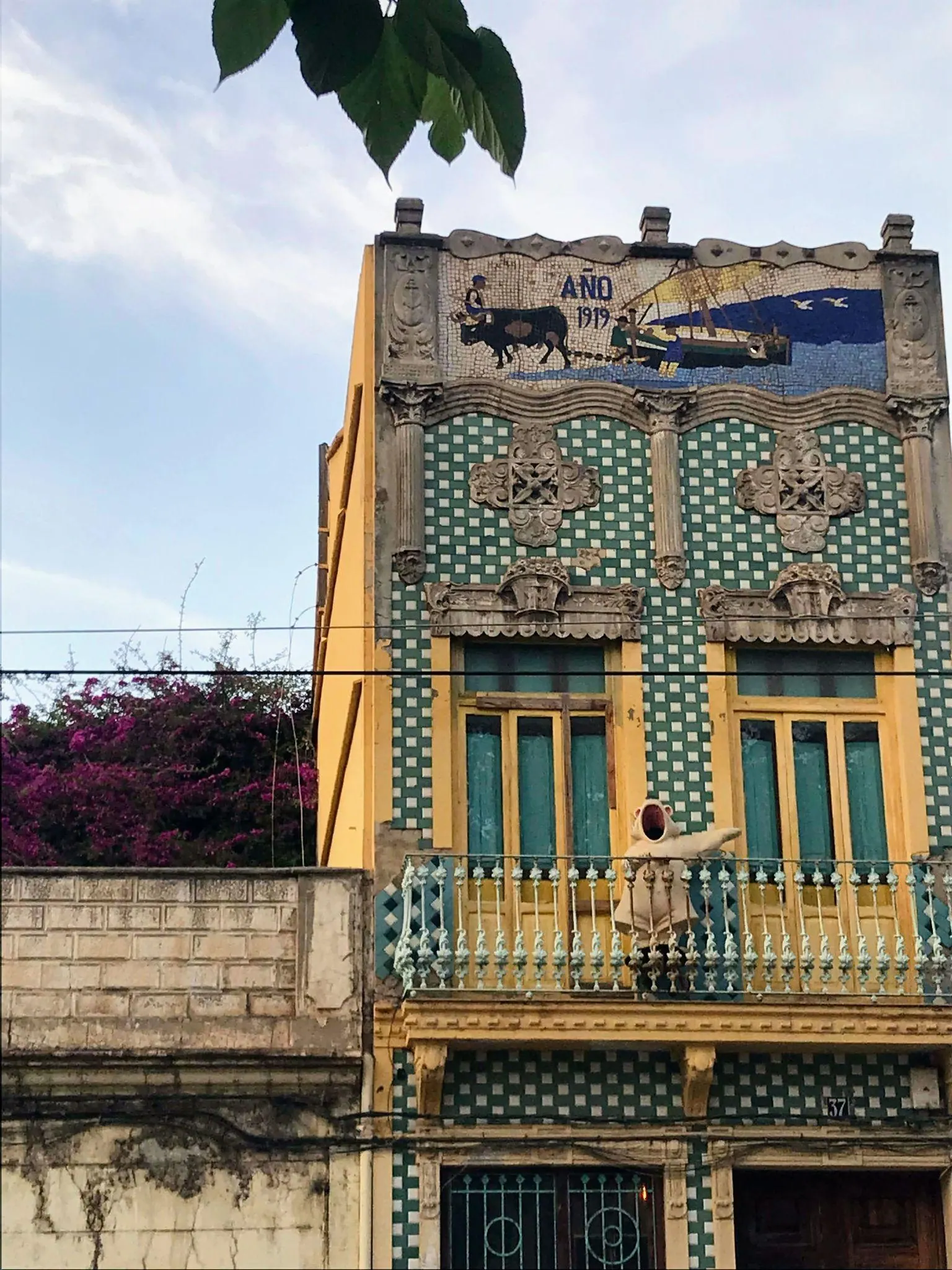 Fachada de casa marinera de dos plantas revestida de azulejos en el barrio de El Cabanyal
