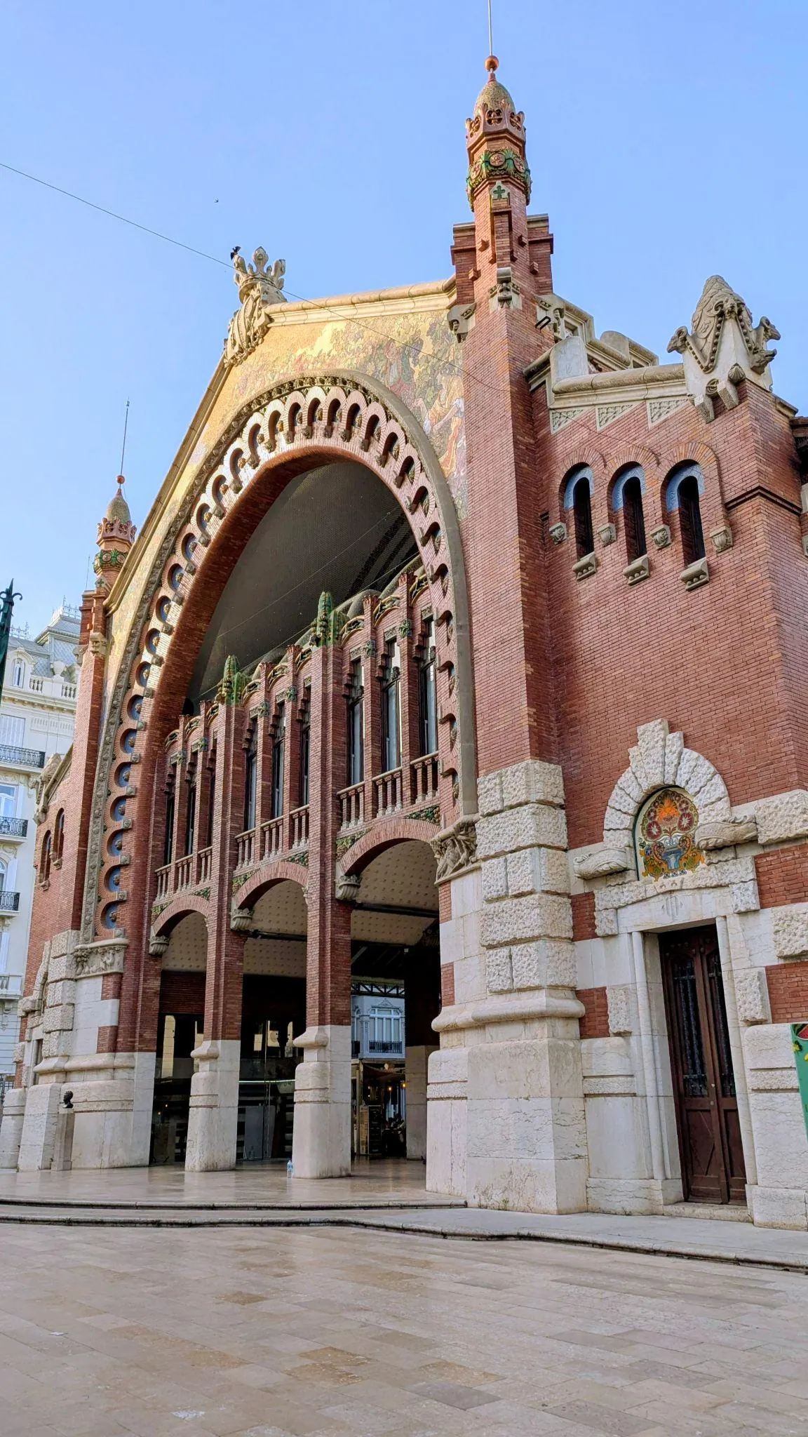 Fachada modernista de ladrillo rojo y mosaicos cerámicos del Mercado de Colón