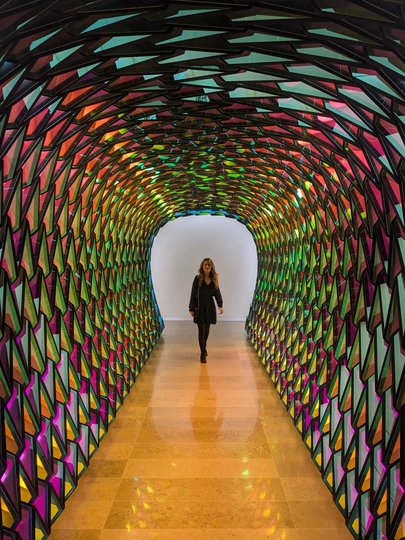 Túnel caleidoscópico de espejos del artista Olafur Eliasson en el Centro de Arte Hortensia Herrero